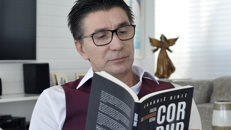 Janguiê Diniz realiza sessão de autógrafos na 25ª Bienal do Livro de São Paulo