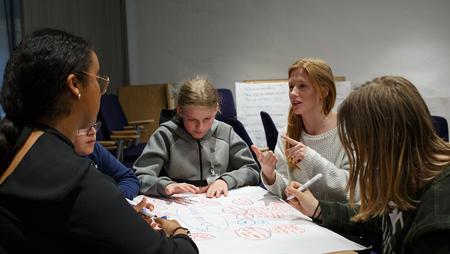 Para ajudar jovens de escolas públicas