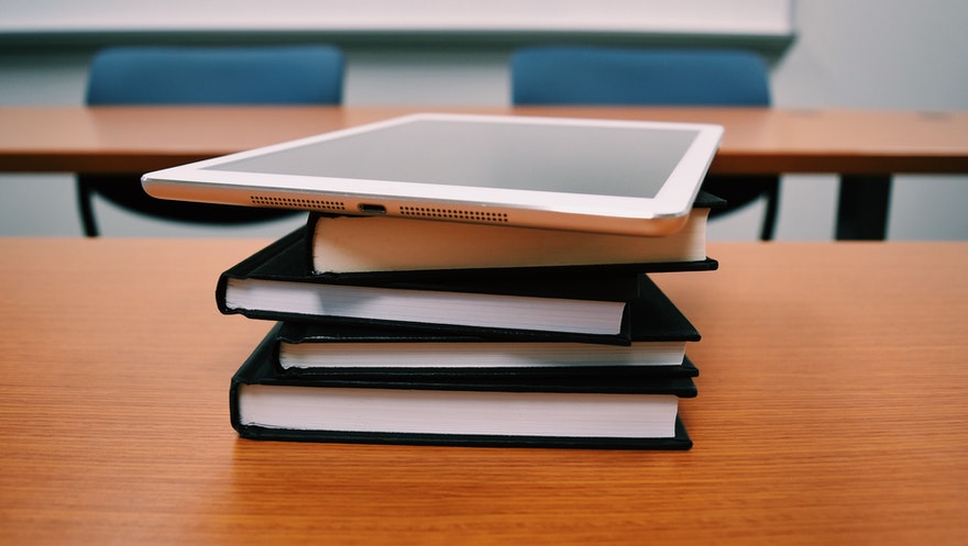 As escolas e os recursos tecnológicos