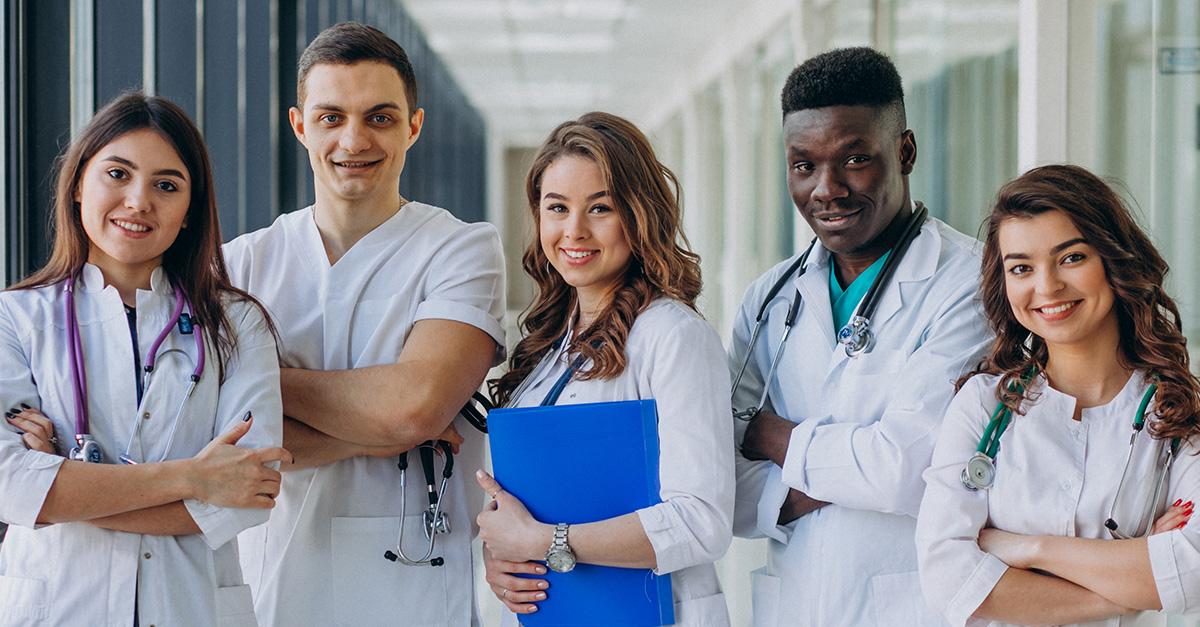 A quem prejudica formar mais médicos?