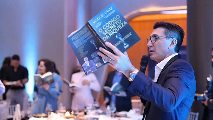 Janguiê Diniz realiza sessão de autógrafos de livro sobre criação de riqueza em Caruaru