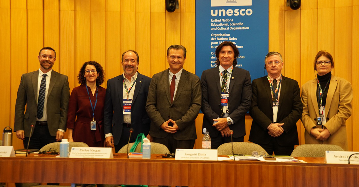 Em Paris, delegação da ABMES debate cooperação global para a educação superior
