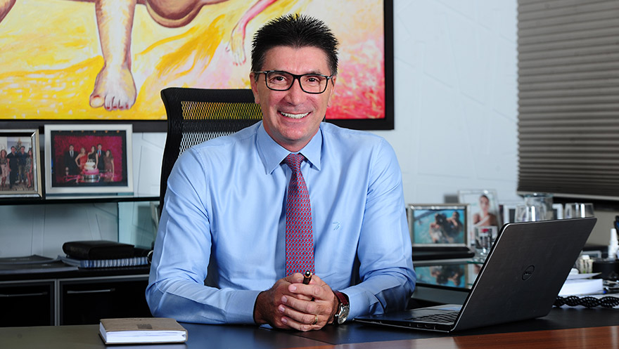 A educação brasileira diante do espelho