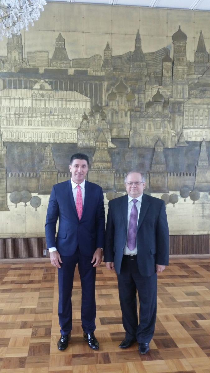 Presidente da ABMES se reúne com embaixador russo
