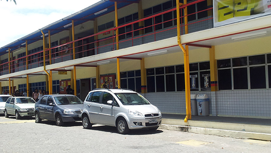 Propaganda de Campos mostra faculdade privada como se fosse escola pública