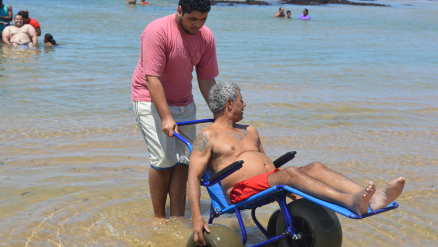 O projeto “Praia Acessível” chega a Lauro de Freitas