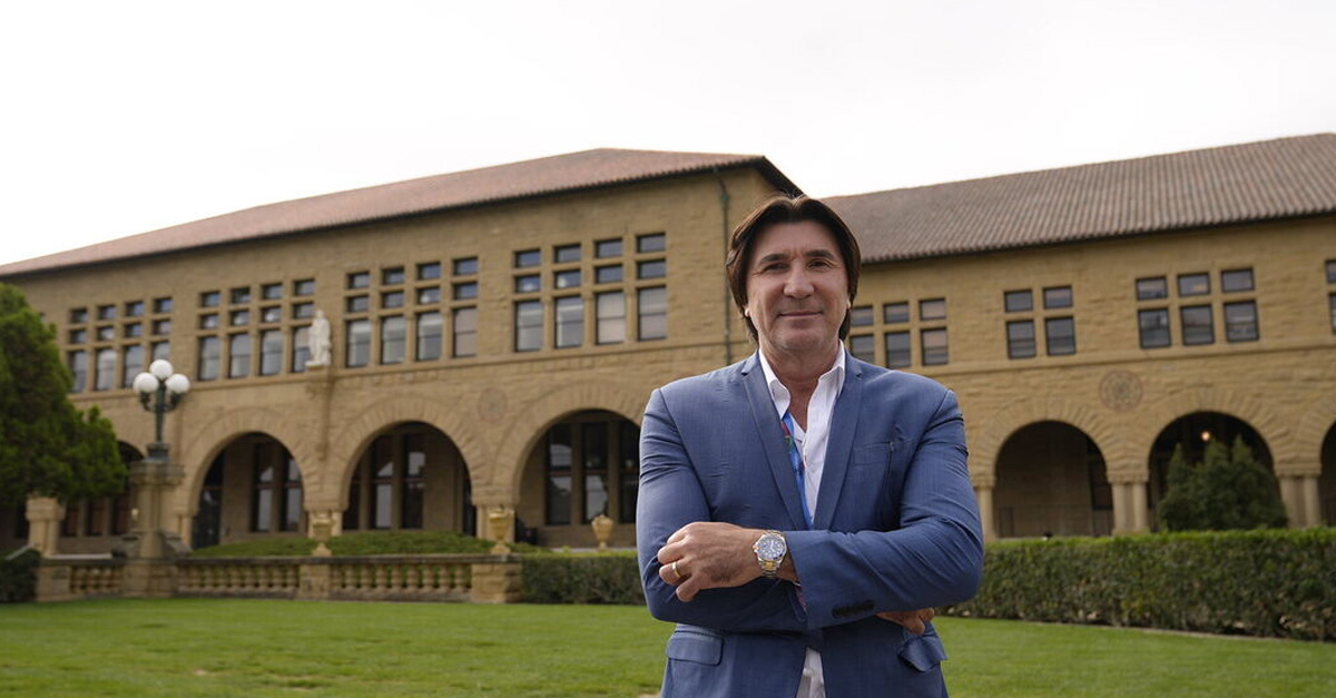 Janguiê Diniz lança segunda parte de biografia em noite de autógrafos no Recife